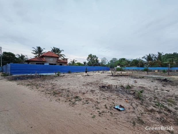 Land in Batticaloa - Beach road , Santhively
